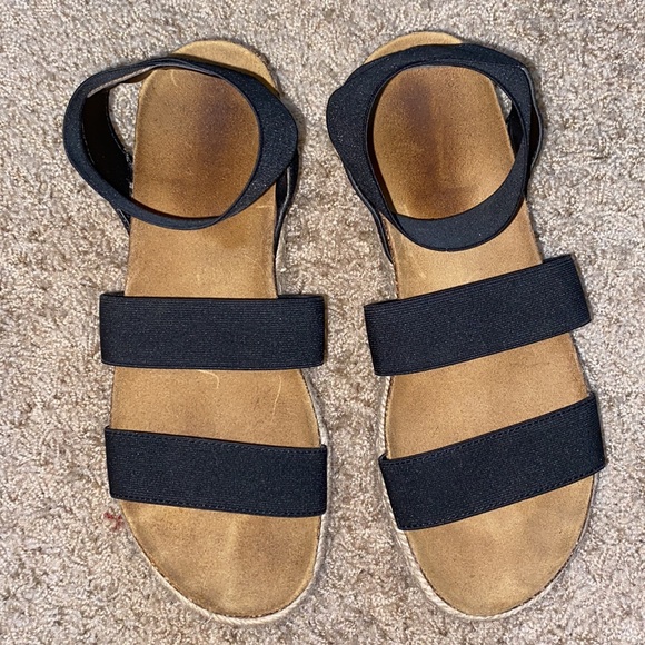 Black strappy platforms - Picture 2 of 4